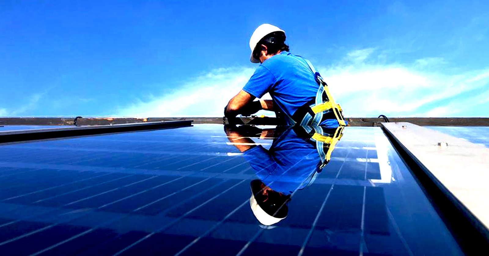 Tècnic instal·lant panells fotovoltaics
